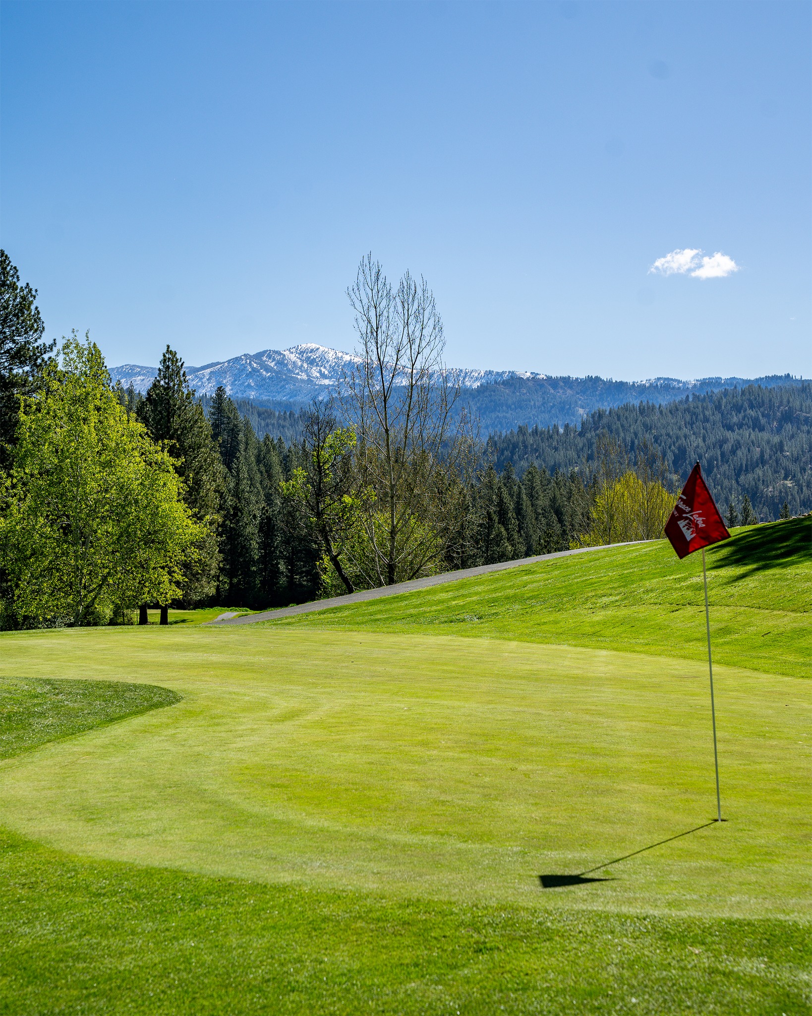 Terrace Lakes golf course green with mountain backdrop